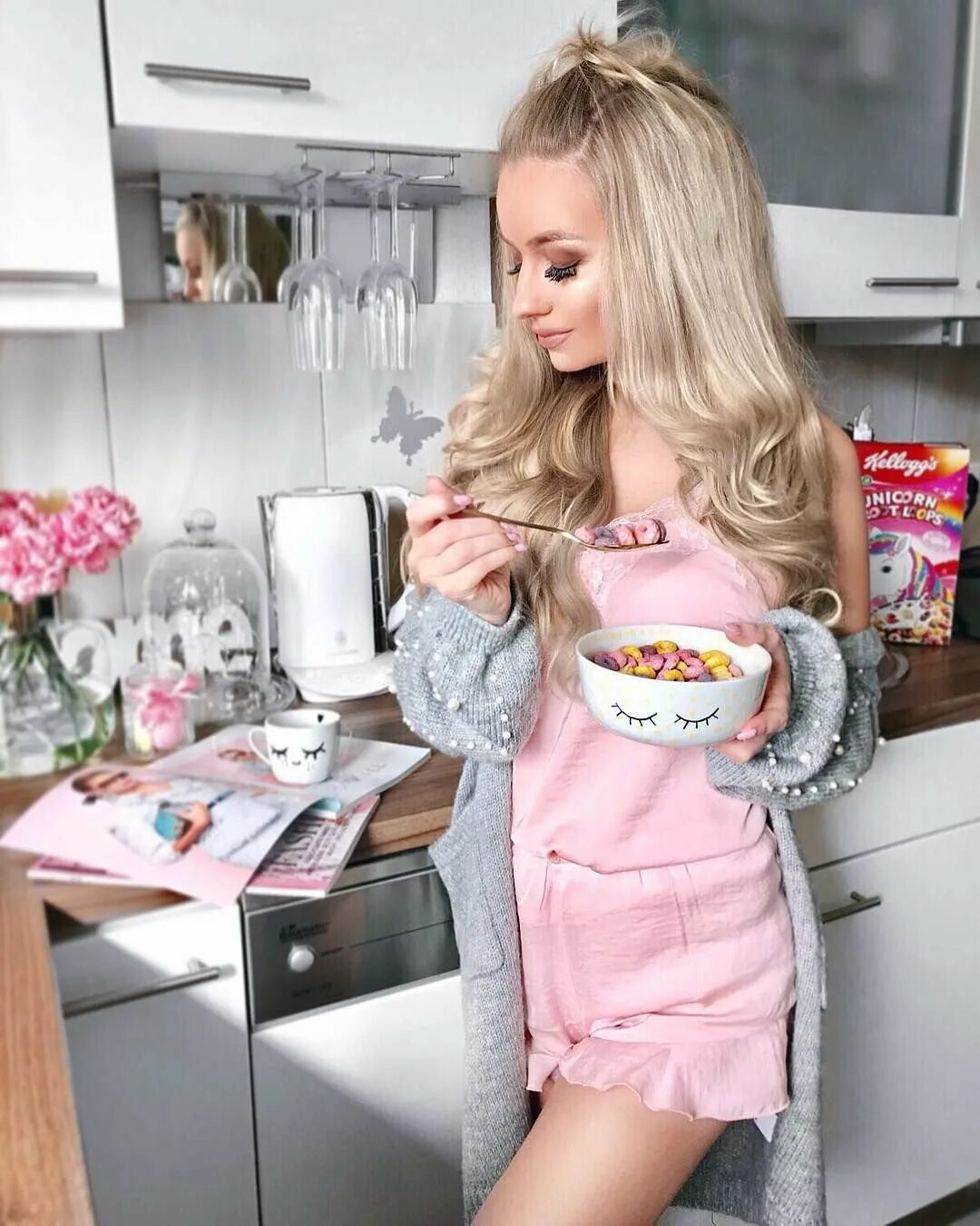 Блондинка вся в розовом. Барби в розовом. Розовое платье house. Девушка в розовом доме. Фотосессия в розовой комнате.