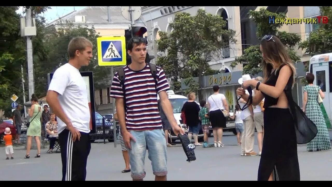 Пранки снимают девушек