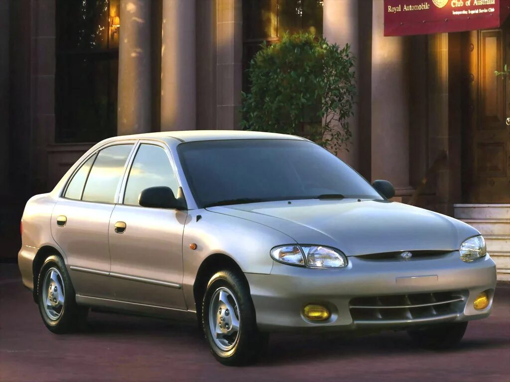Модели акцент. Hyundai accent 1 поколение. хендай акцент седан 1999 года. хендай акцент 1 поколения. hyundai accent 3 поколение.