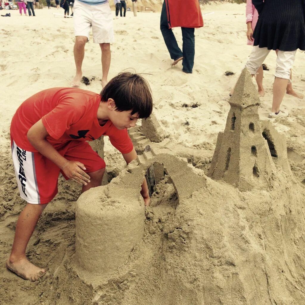 Замки из песка для детей. Песочный замок. Дом из песка. Дети строят замок из песка. Drive a car make a sandcastle