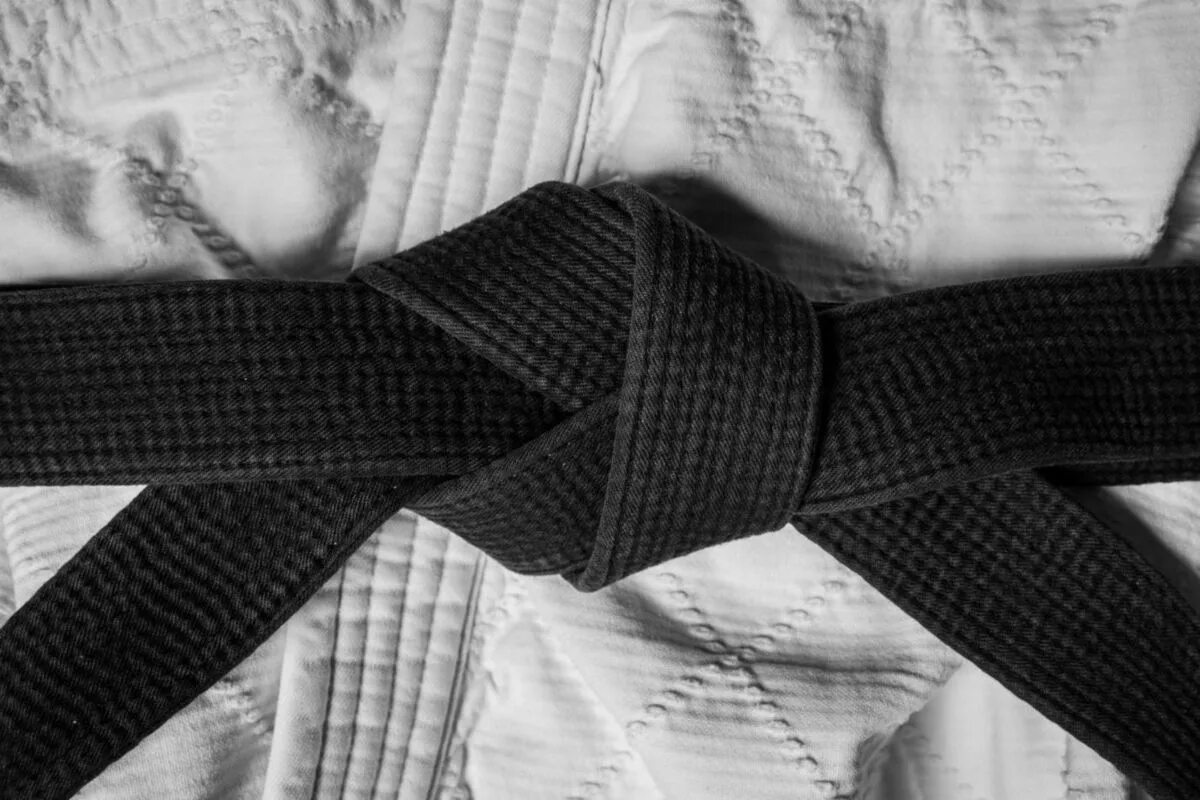 Черный поясок. Пояс оби черный. Каратист с черным поясом. Judo black belt. Черный поясок.