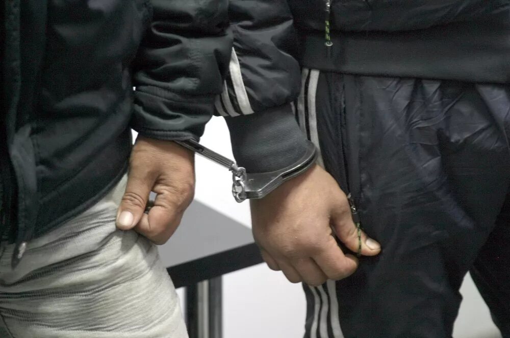 Судебная практика кража грабеж разбой. Задержали подозреваемого в грабеже. подозреваемые в наручниках. полицейские задержали подозреваемого в грабеже.