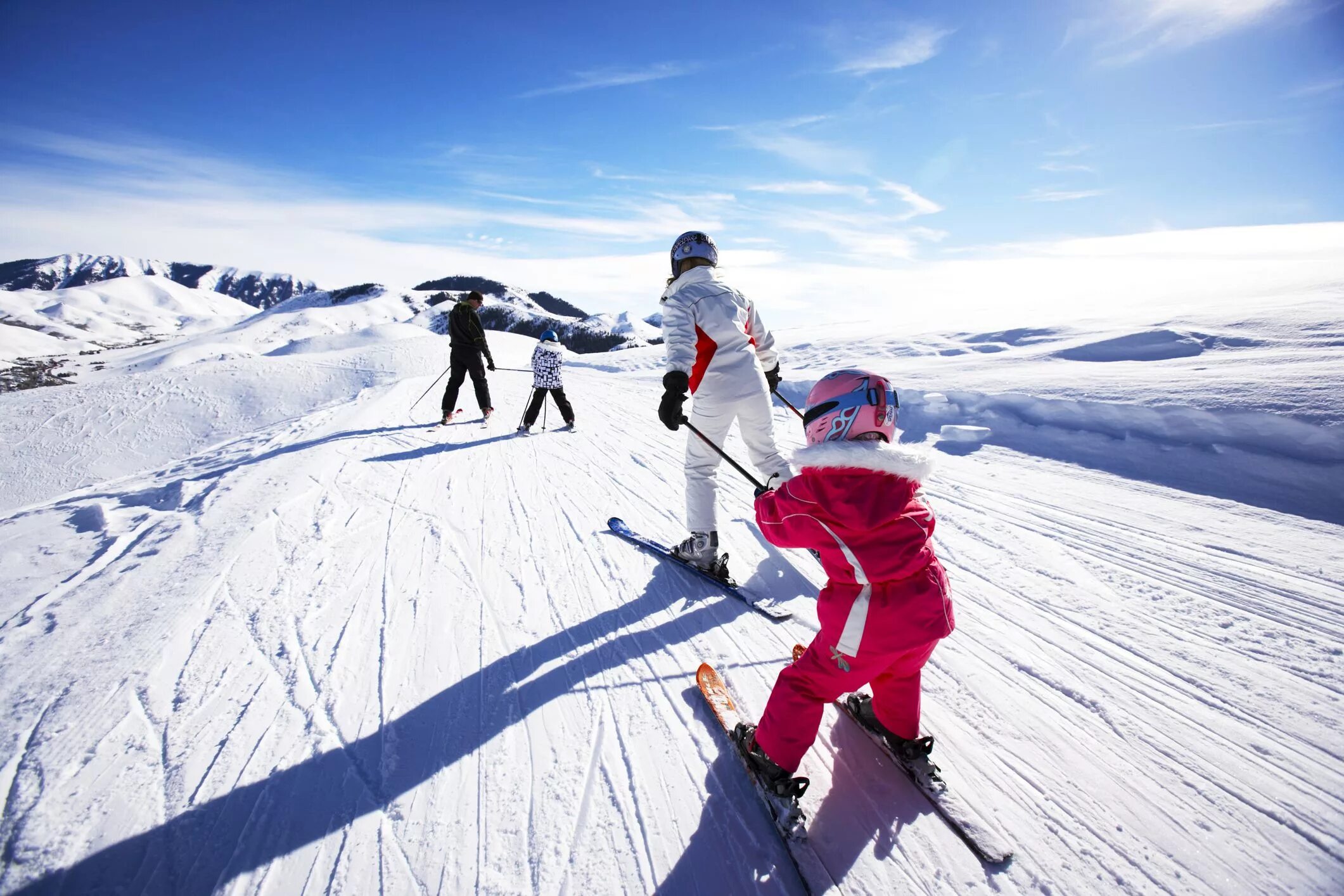 Увлекается катанием на лыжах. Горные лыжи. Катание на горных лыжах. Зимний спорт. Катание на лыжах в горах.