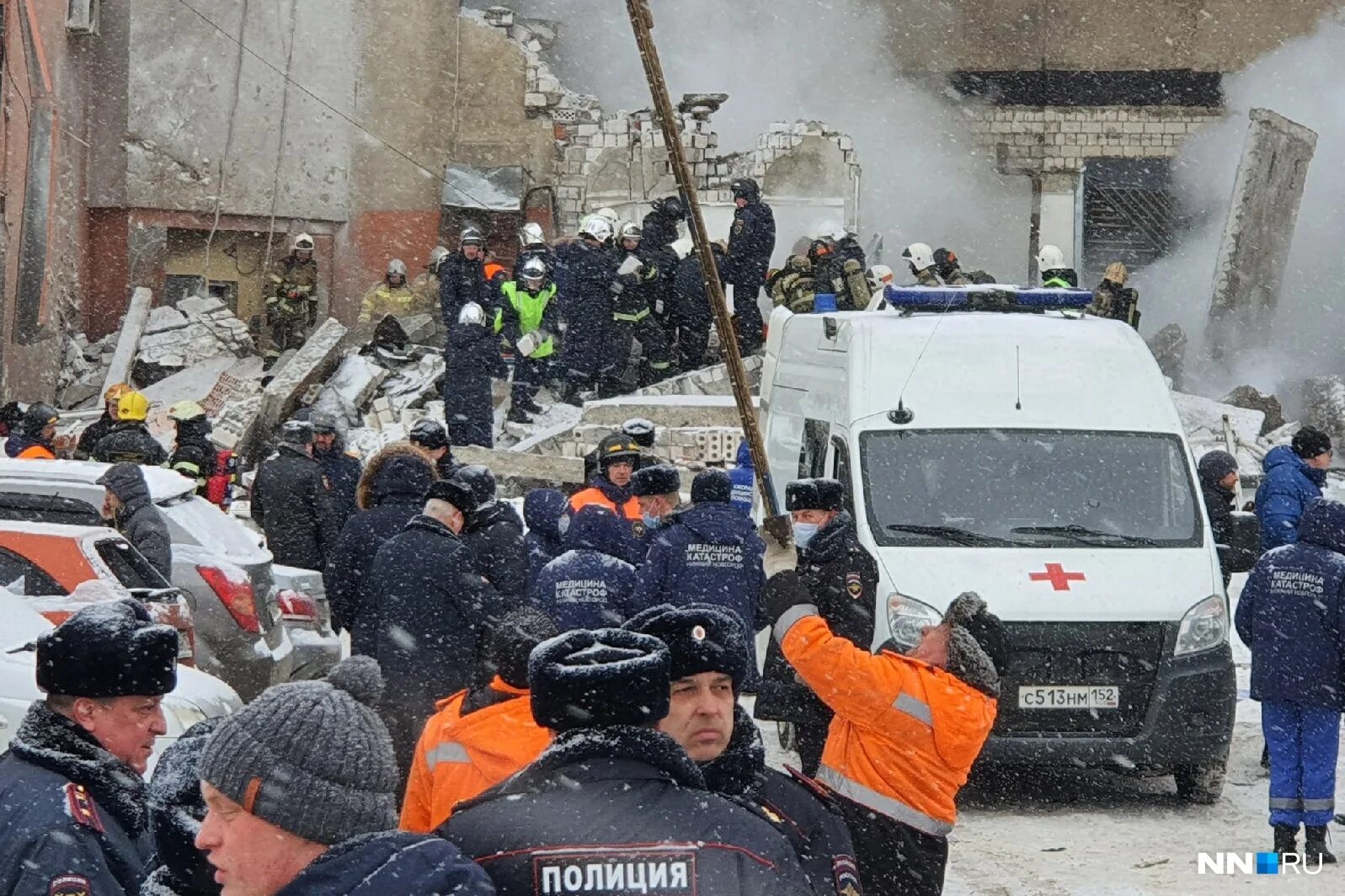 Под завалами остались люди. Взрыв в Нижнем Новгороде. Взрыв в Нижнем Новгороде сейчас. Взрыв газа в Нижнем Новгороде сегодня. Сотрудники МЧС разгребают завалы.