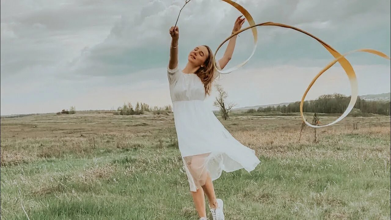 Реакция иностранцев на песню кукушка. Танец кукушка полина гагарина. полина гагарина вдох. полина гагарина кукушка образ. гагарина кукушка платье.