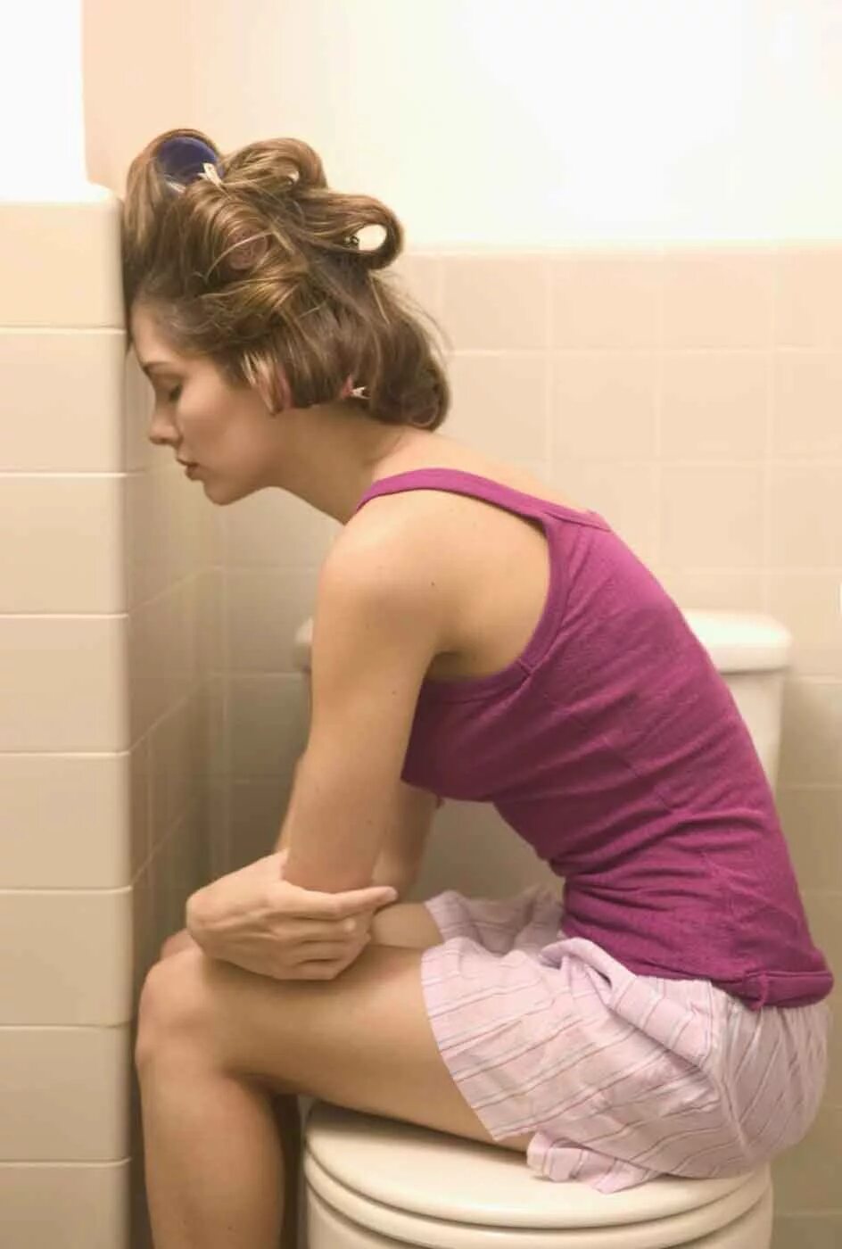 Женщина сидит в туалете. Унитаз. У девушки диарея. Девушка в туалет в походе. У девушки диарея.