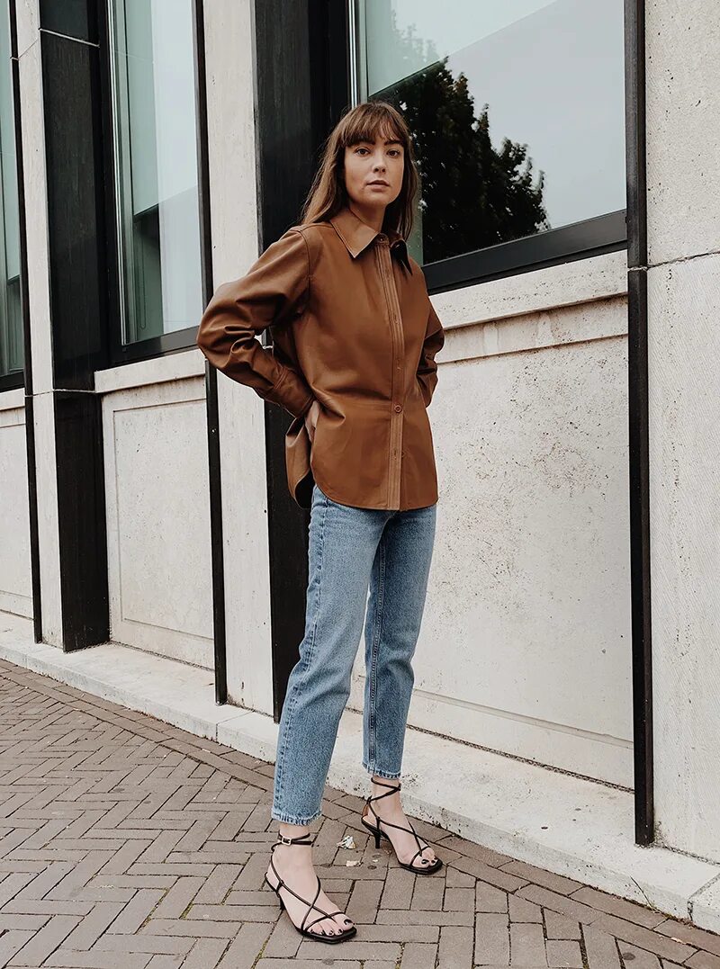 Клара осса. Образы с кожаной рубашкой. Кожаная рубашка оверсайз. Девушки в кожаных вещах. Модные рубашки из кожзама.