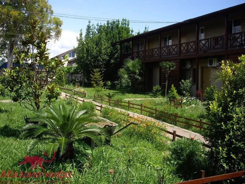 Амарант лдзаа абхазия. Алашара гостевой дом алахадзы. Пицунда тис гостиница нозадзе. Апсара пицунда пляж. Абхазия отель алашара.