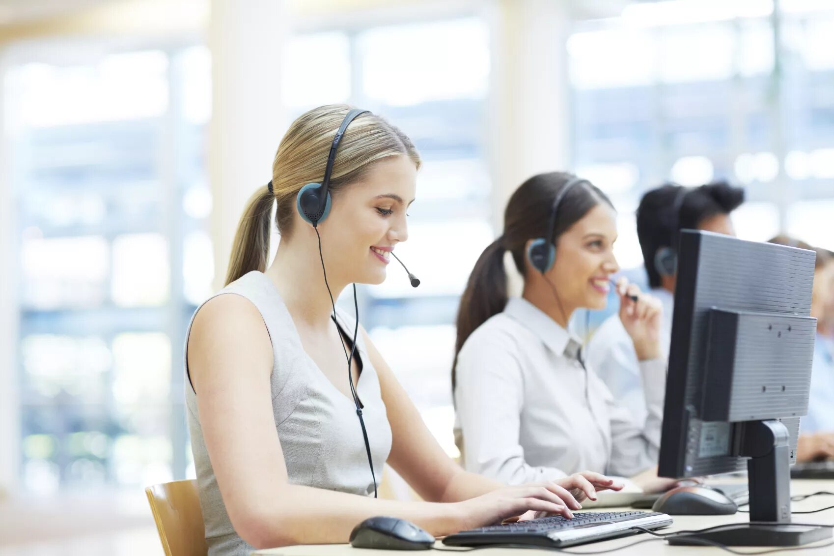 Call цен. Колл центр. оператор call центра. девушка оператор колл центра. оператор cool центра.