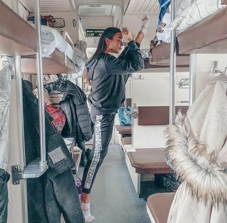 Российский плацкарт. Девушка на верхней полке. Удобная одежда в поезд. Королевы плацкарта.