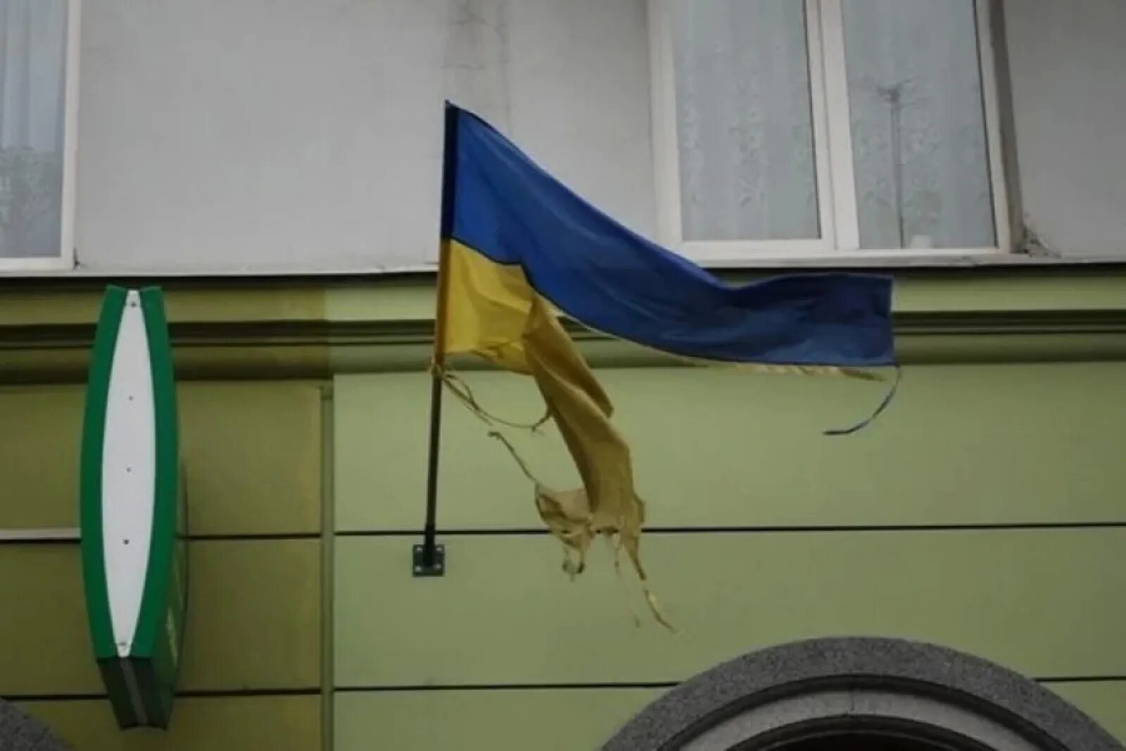 Украинский флаг на флагштоке. Разорванный флаг Украины. Рваный украинский флаг. Порванный флаг Украины в Киеве.