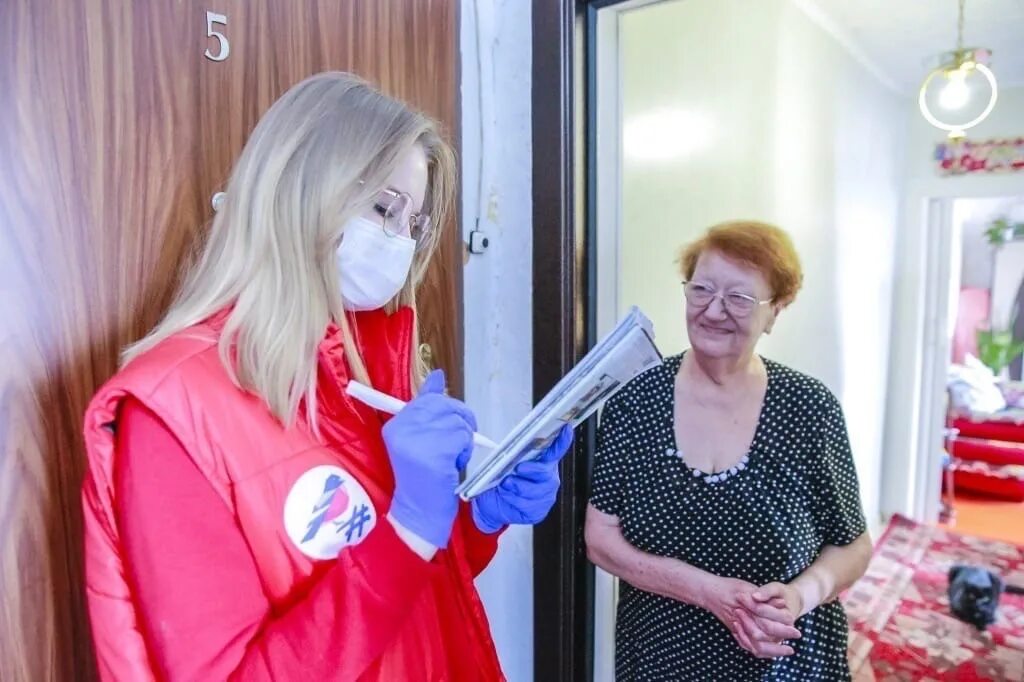 Волонтерство с пожилыми. Волонтеры помогают пожилым. Волонтеры помощь пожилым. Волонтеры помогают. Волонтеры помощь пожилым.