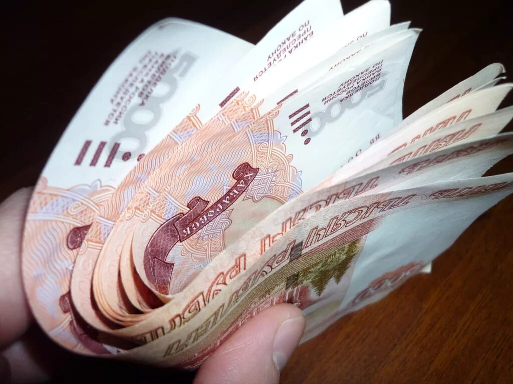 СТО тысяч рублей в руках. 100 Тысяч рублей в руках. 30 Тысяч рублей. 40 Тысяч рублей.