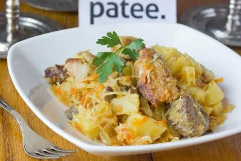 Тушеная картошка с квашеной капустой и мясом