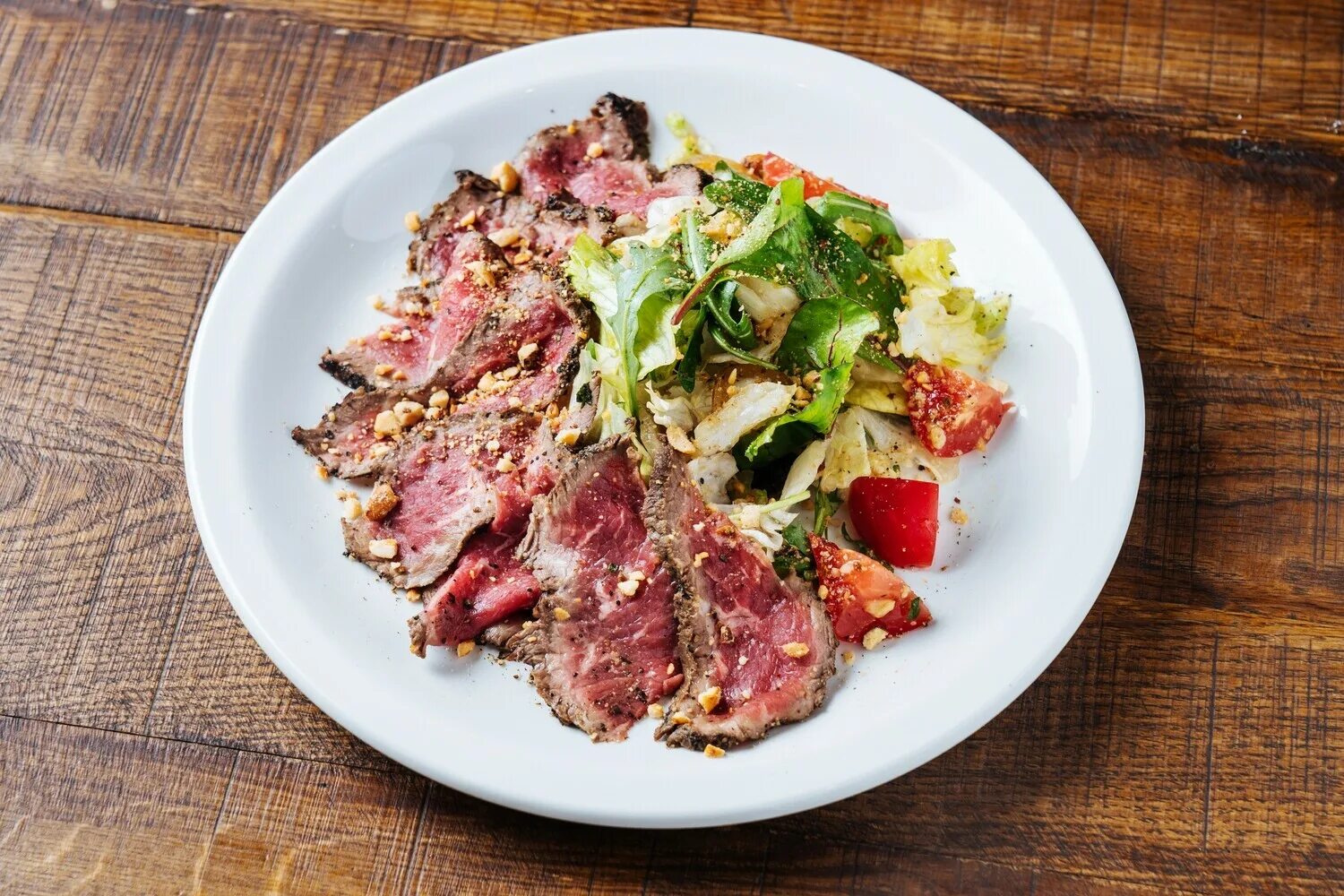 Ростбиф от шефа. Ростбиф вителло тоннато. Салат с ростбифом в ресторане. Ростбиф от шефа. Цезарь с ростбифом.
