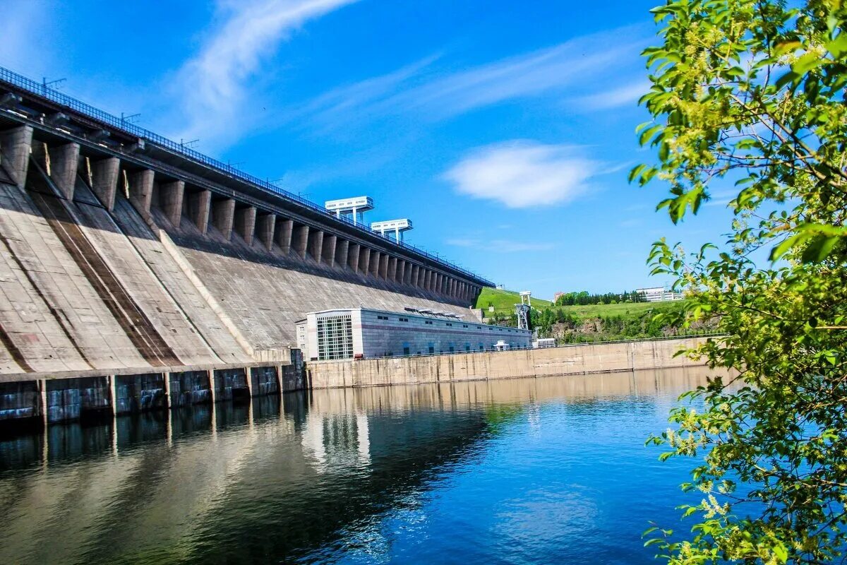 Братская гэс в братске. Братская гэс в братске. Братск гидроэлектростанция. Иркутск братская гэс. Плотина гэс братск.