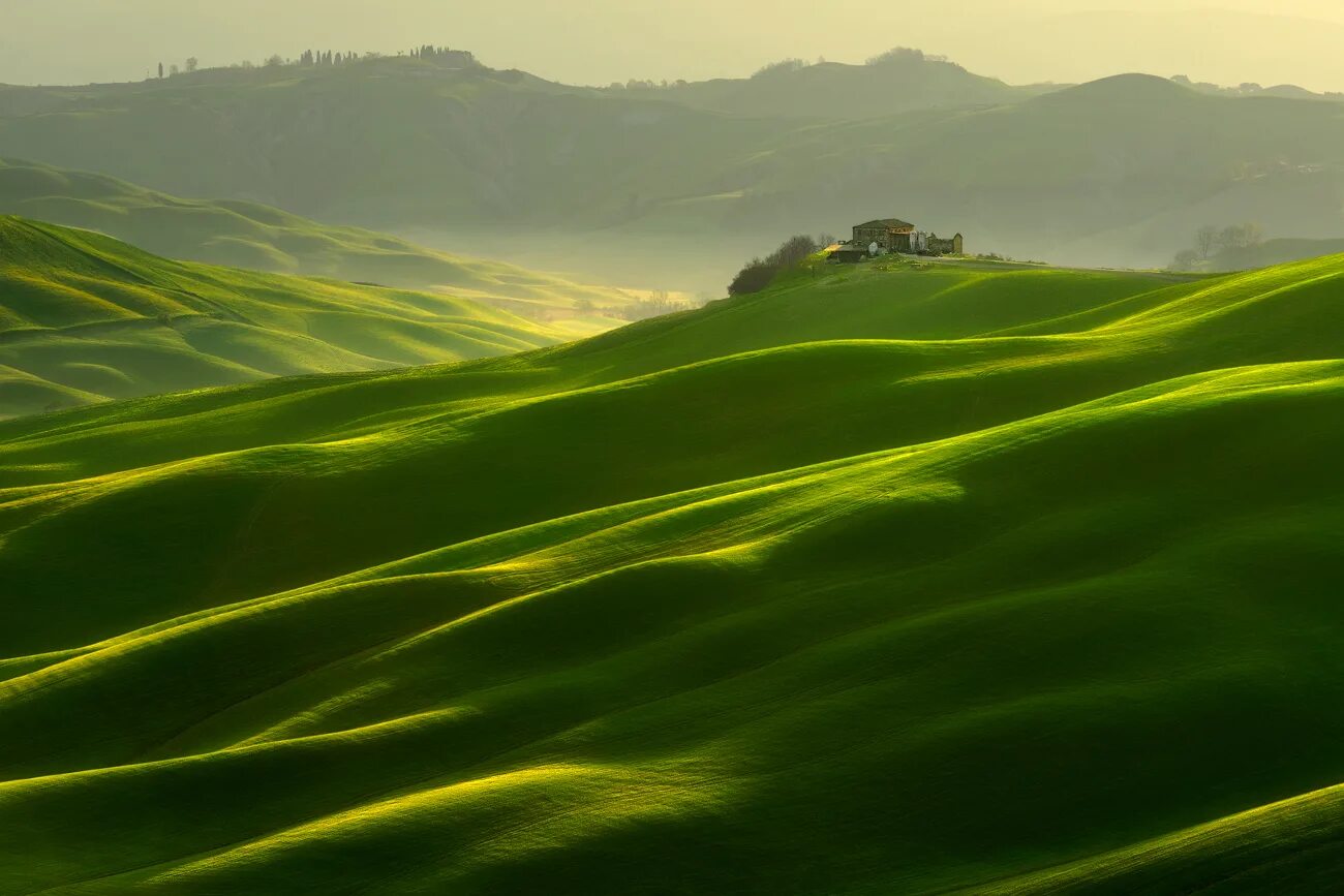 Холм 53. Паданская низменность в Италии. Зеленые холмы 212525. Зеленые холмы Италии. Италия Паданская равнина картинка.