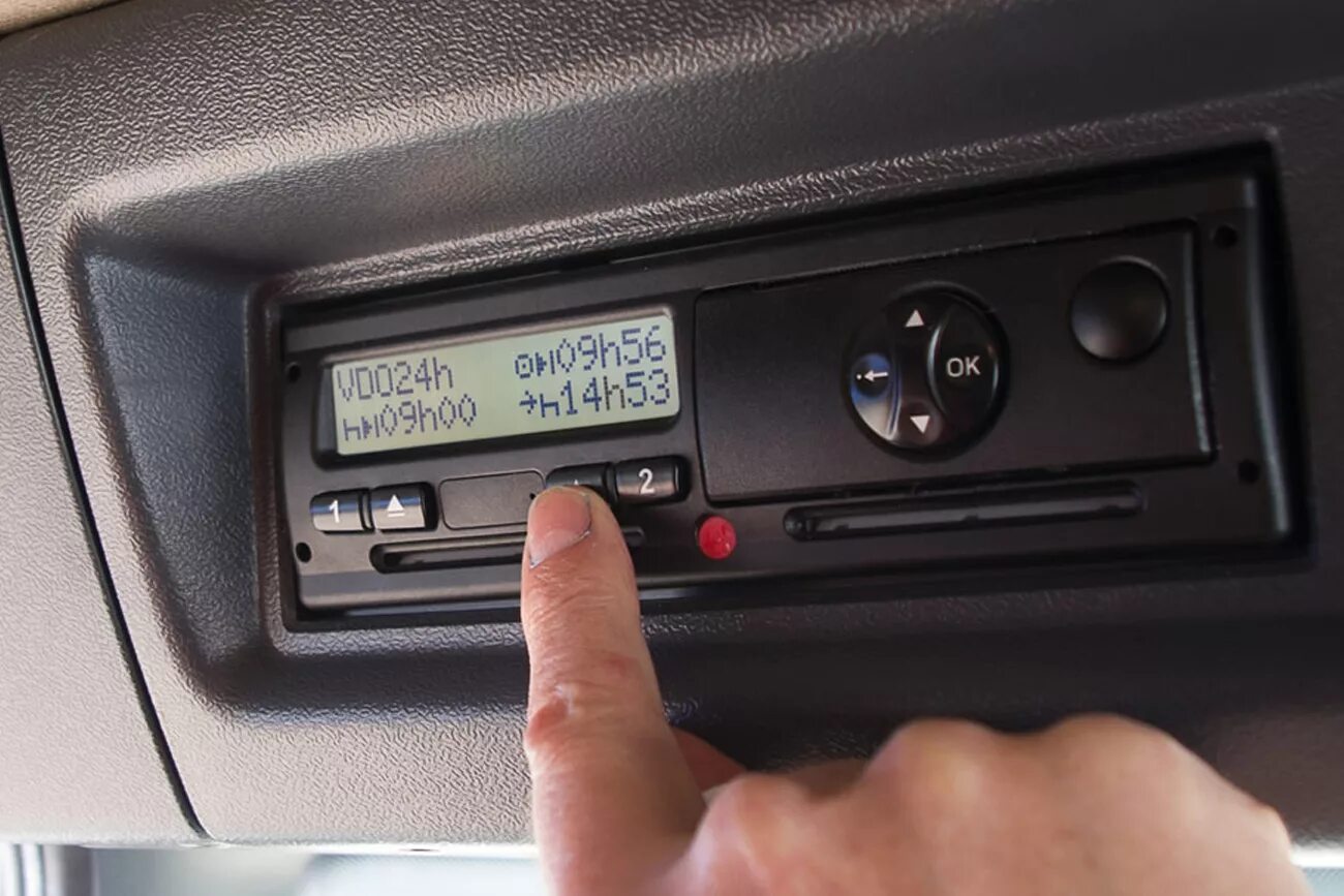 Тахографы на грузовые автомобили. Фура тахограф. Тахографы на грузовые автомобили. Тахограф устанавливается. Тахограф.