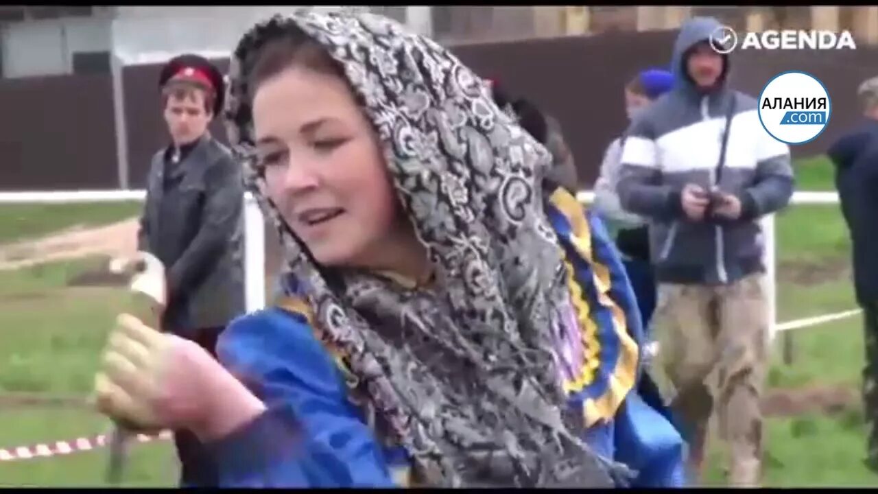 Казачка с шашкой фланкировка. Казачка с шашками видео. Казачка с саблями ойся. Женщина донская казачка с шашкой. Казачка с шашками видео.