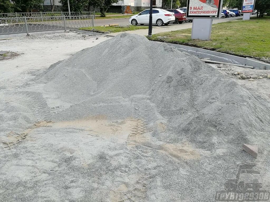 Отсев гранитный под брусчатку. Отсев под тротуарную плитку. Плитка с отсевом. Отсев для тротуарной плитки. Щебень под плитку