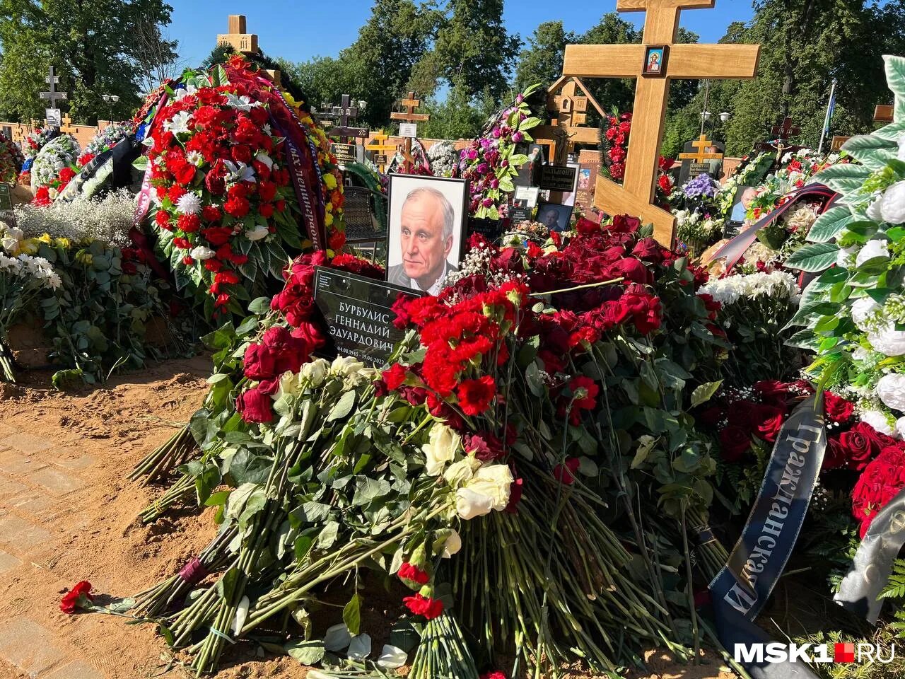 На каком кладбище похоронили навального. Могила юрия шатунова на троекуровском. могила юрия шатунова троекуровское кладбище могила. кладбище юры шатунова на троекуровском.