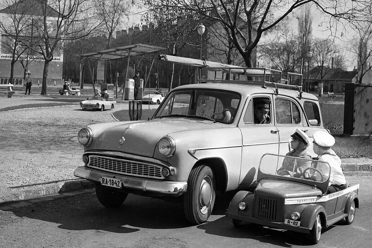 Машины ссср фото. Москвич 423н. Москвич 423. Москвич 1950-х. Москвич-423н Горький.