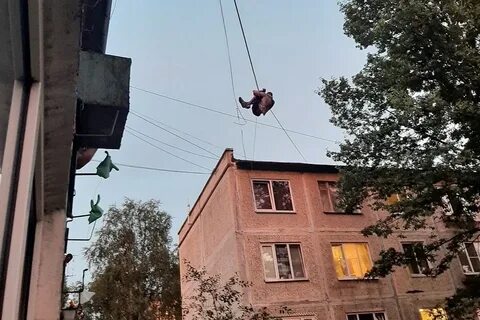 А он висит