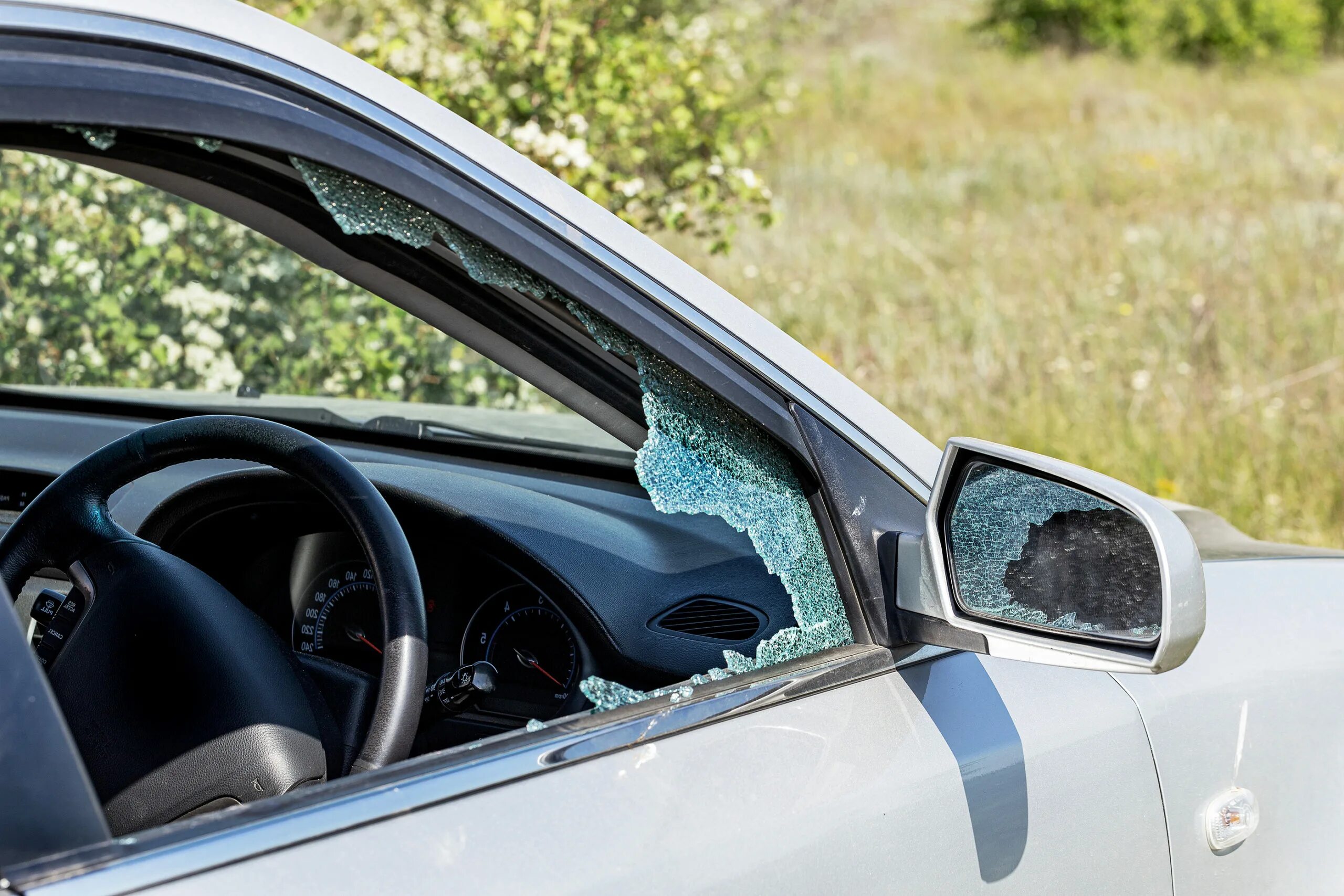 Разбитое окно машины. Разбить окно автомобиля. Разбитый окно автомобил. Безрамочные окна в машине.