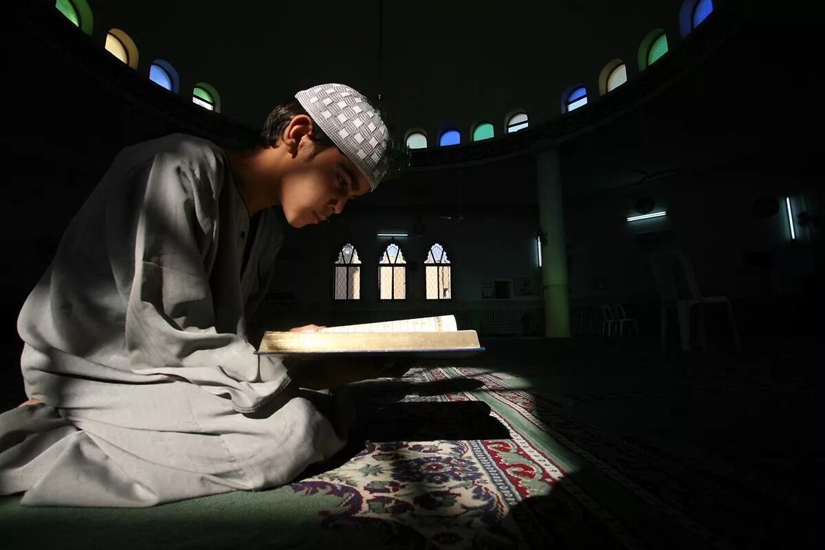 Мусульманские тайны. Поклонение мусульман. Мусульмане в мечети. Чтение Корана в мечети.