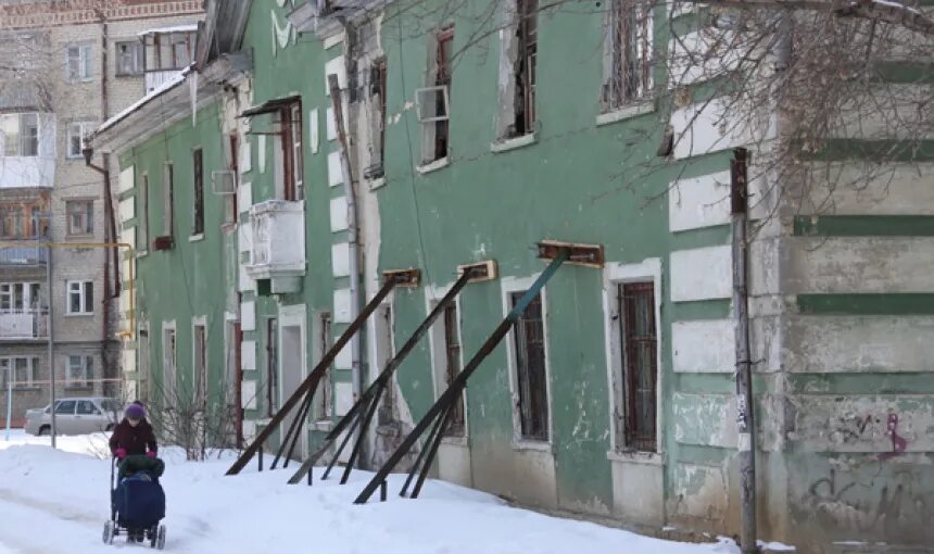 Расселения многоквартирного дома. Ветхое жилье. Аварийные дома. Старые аварийные здания. Аварийный многоквартирный дом.