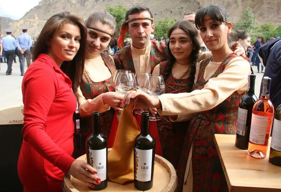 Вечеринки армян. Винодельня Армения Ереван. Дни вина в Ереване. Армения Wine винодельня в Ереване. Армения фестиваль вина.