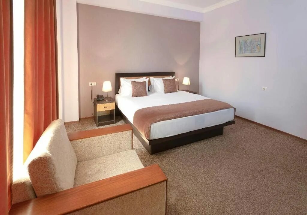 Ani central ереван. Отель silachi hotel ереван 3. Интерьер номеров гостиницы ани ереван. Номера телефонов гостиниц в ереване. Ani central ереван.