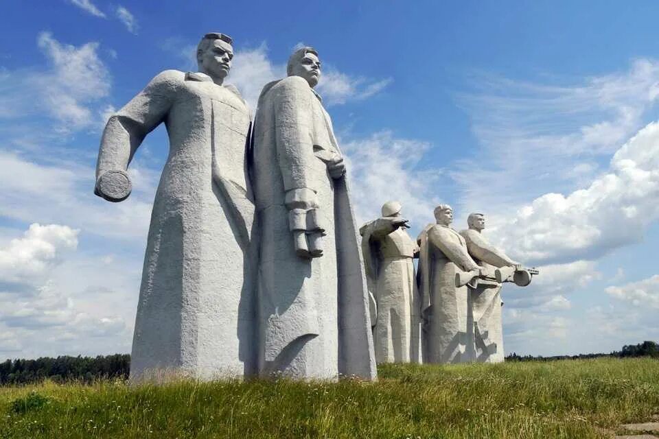 В каком городе стоит памятник панфиловцам. Мемориал 28 героям-панфиловцам. мемориальный комплекс в дубосеково. мемориальный комплекс героям-панфиловцам волоколамск. мемориал дубосеково музей героев-панфиловцев.
