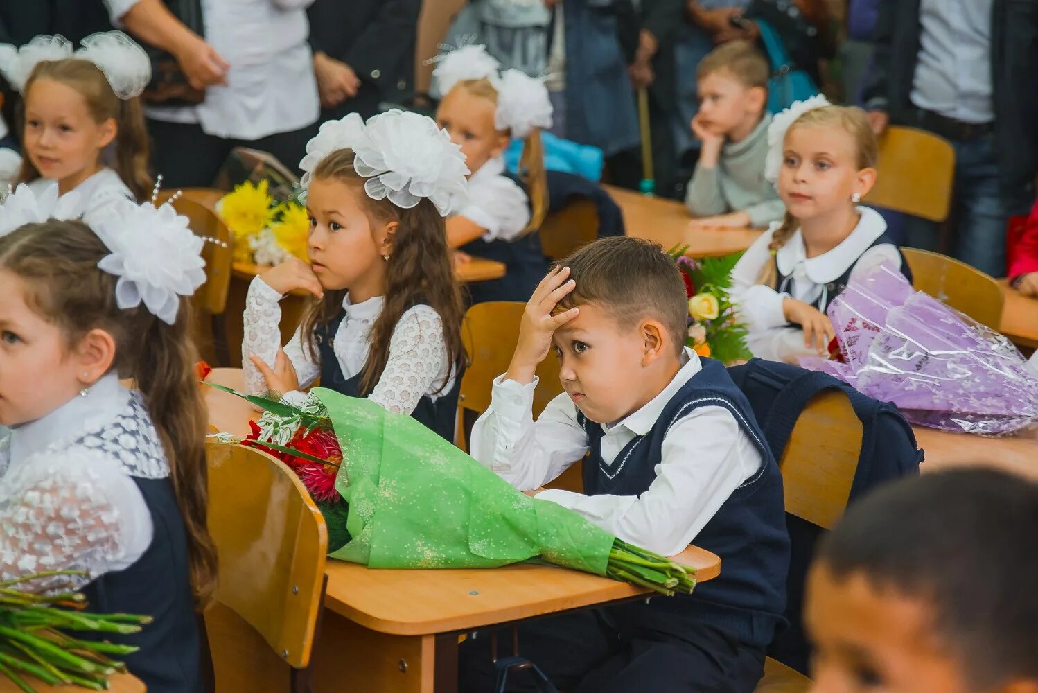 Просто пойти в школу. Первоклашка. Дети в школе 1 сентября. Первоклашки идут в школу. Школа первоклассника.