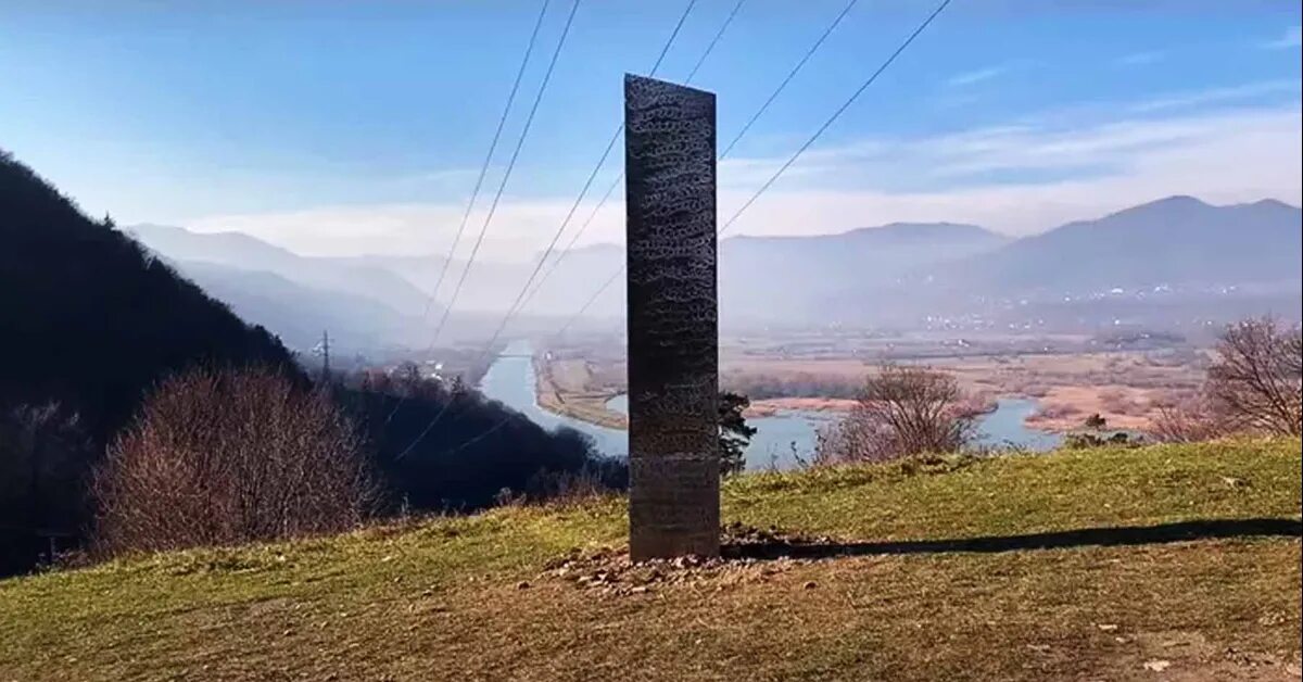 Загадочный обелиск. Металлический монолит в Румынии. Монолит Обелиск США. Загадочные столбы. Металлические обелиски.