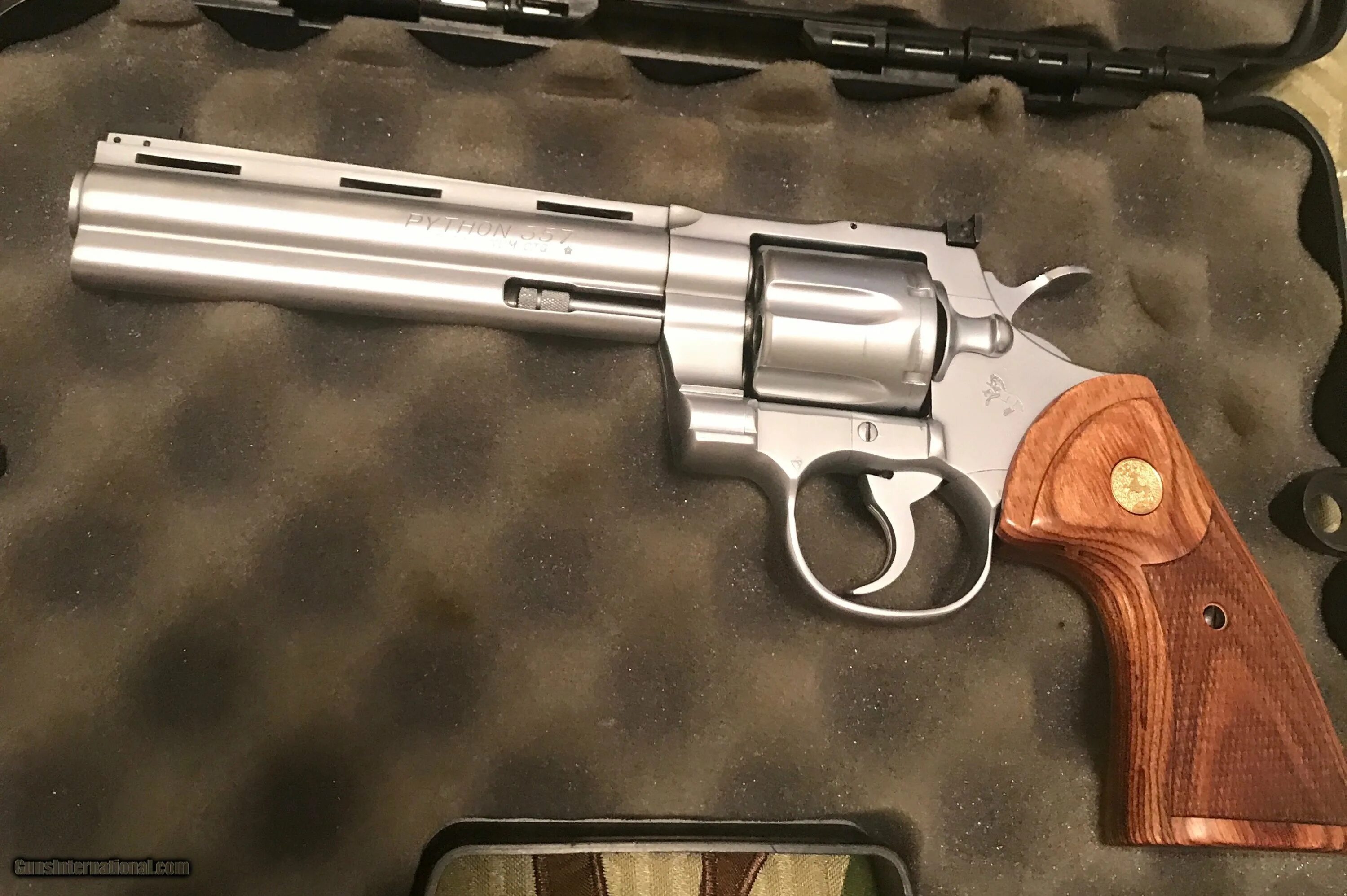 Colt перевод. Револьвер Colt Python 357 Magnum. Хромовый Кольт питон. Colt Anaconda 357. Кольт питон Рика Граймса.