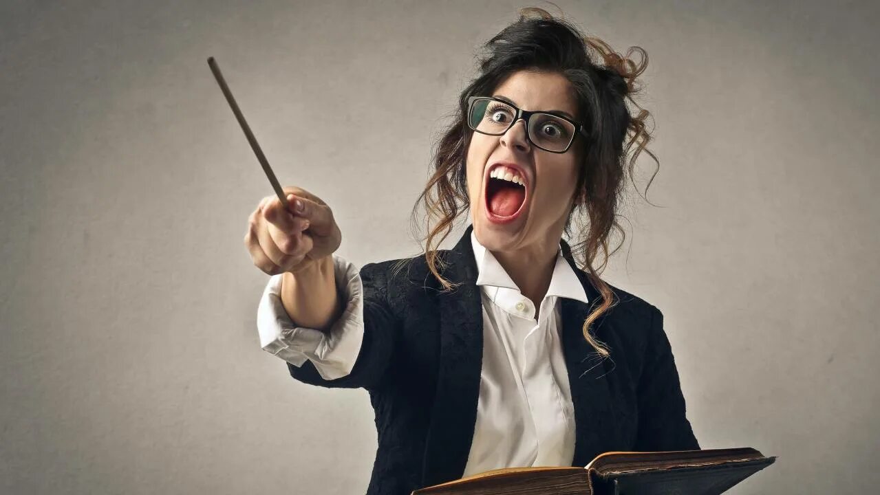 Строго ну. Сергей безруков каникулы строгого режима. Строгая училка. Учительница с указкой. Сергей безруков в каникулах строго режима.