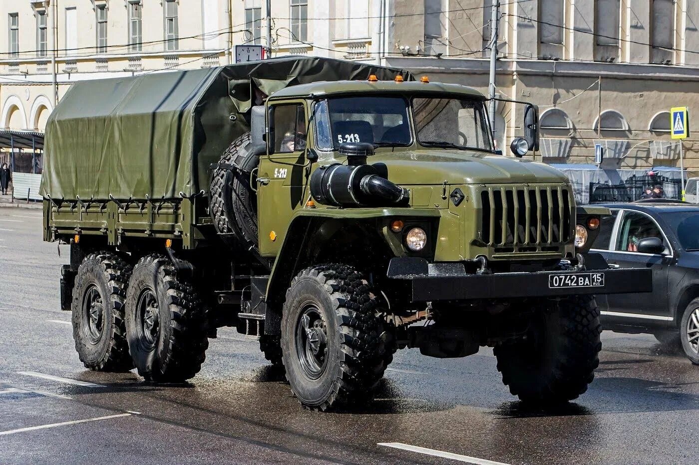 Военный грузовой автомобиль. Урал 4320. Урал 4320 армейский. Урал 4320 тягач армейский. Автомобиль Урал Урал 4320.