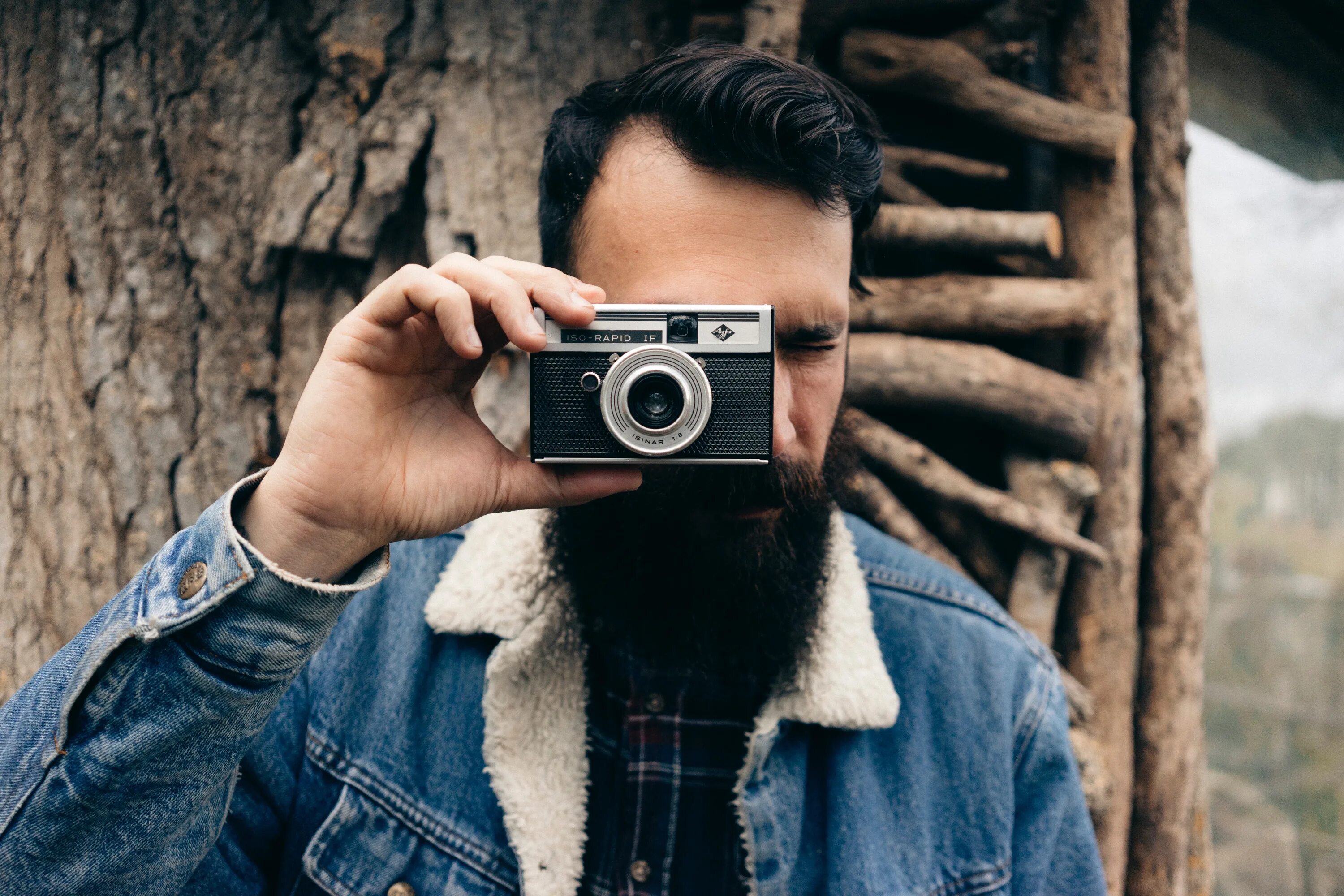 Научиться фотографировать профессионально. Основы фотографирования для начинающих. Сделать фото с нуля. Съемка с зеркалом. Фотоаппарат фотографирует.