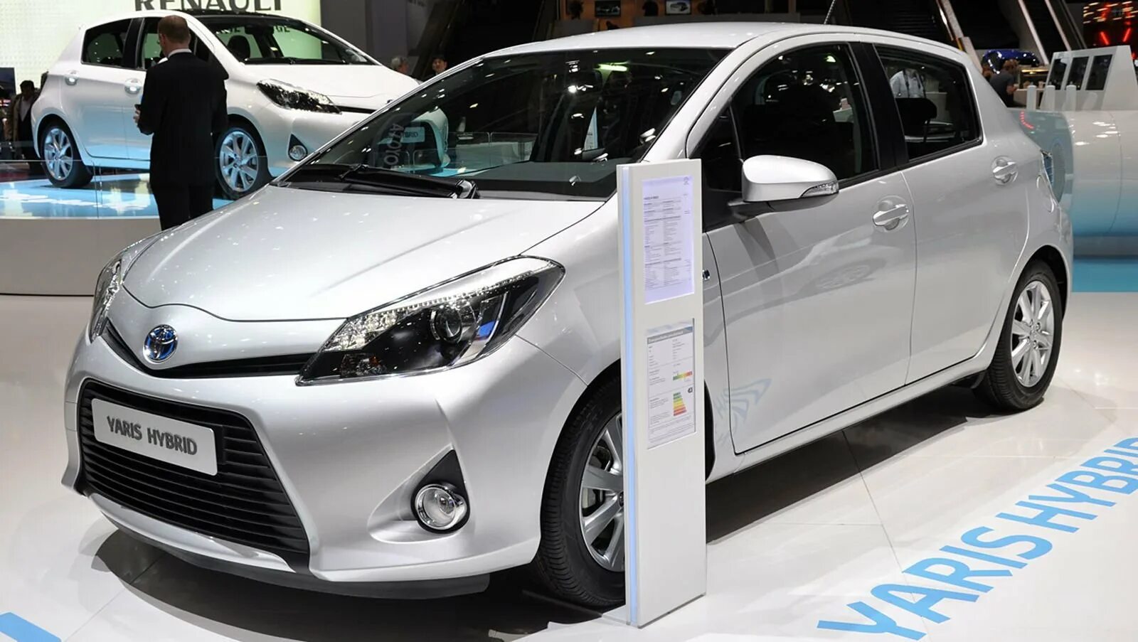 Написали гибрид. Toyota Yaris 2013 Hybrid. Тойота Ярис гибрид 2020. Toyota Prius Hybrid 2013. Тойота гибрид 2013.