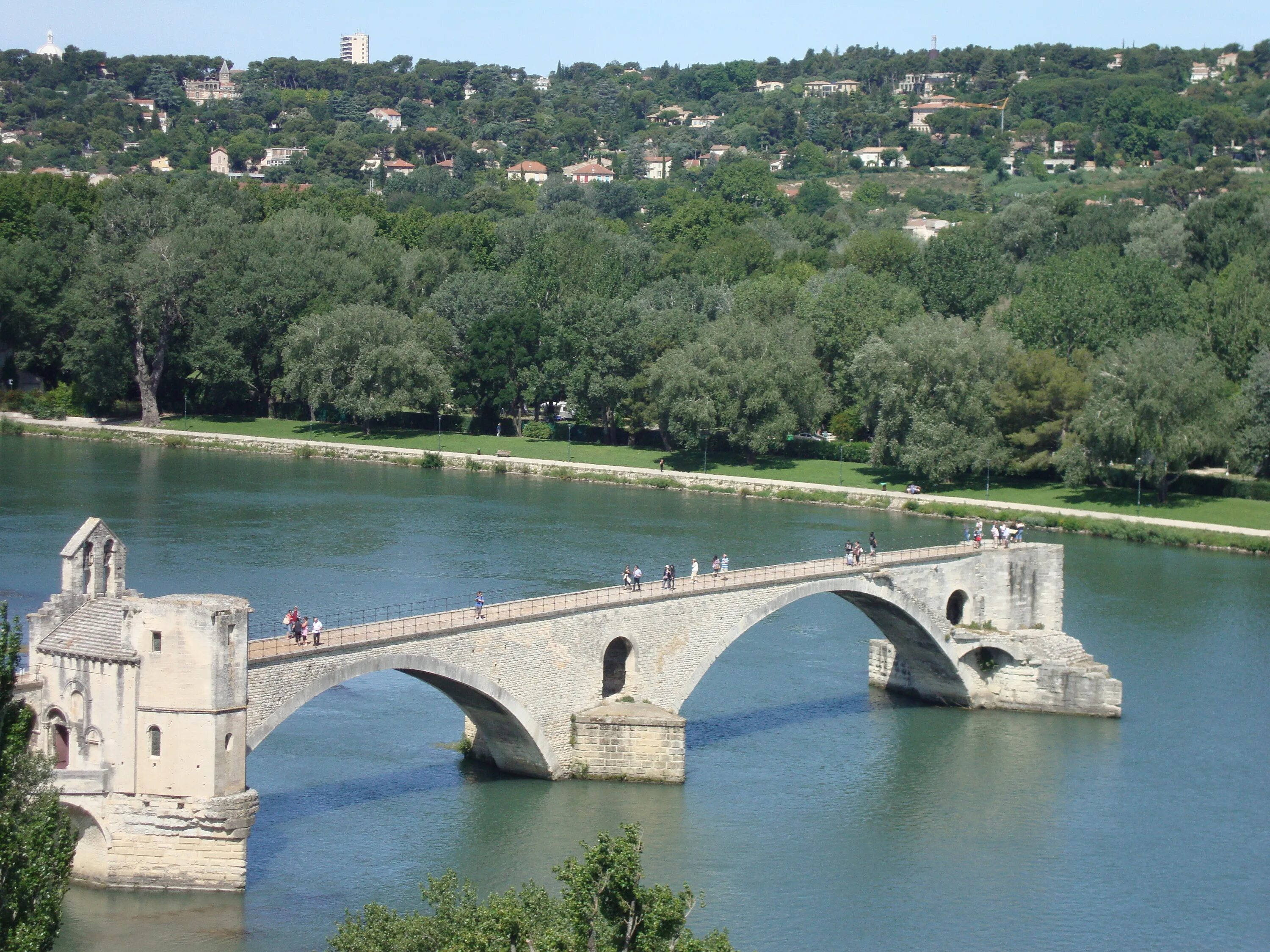 Река франции 2 букв. Авиньонский мост. Авиньон Франция достопримечательности. Авиньон мост. Мост в Авиньоне фото.