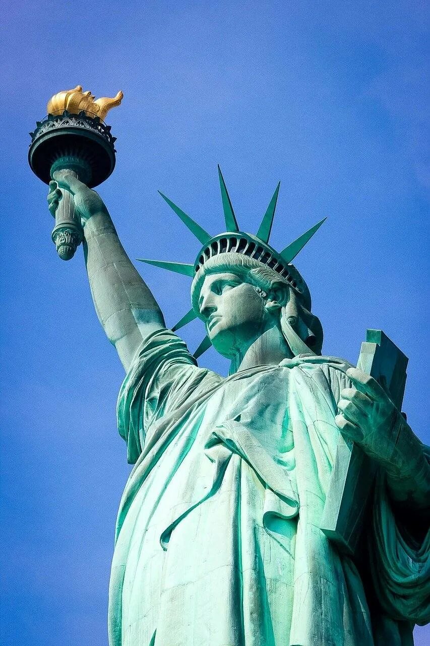 Что обозначает статуя. Статуя свободы сша. сша нью-йорк статуя свободы. символ америки статуя свободы. факел статуи свободы.