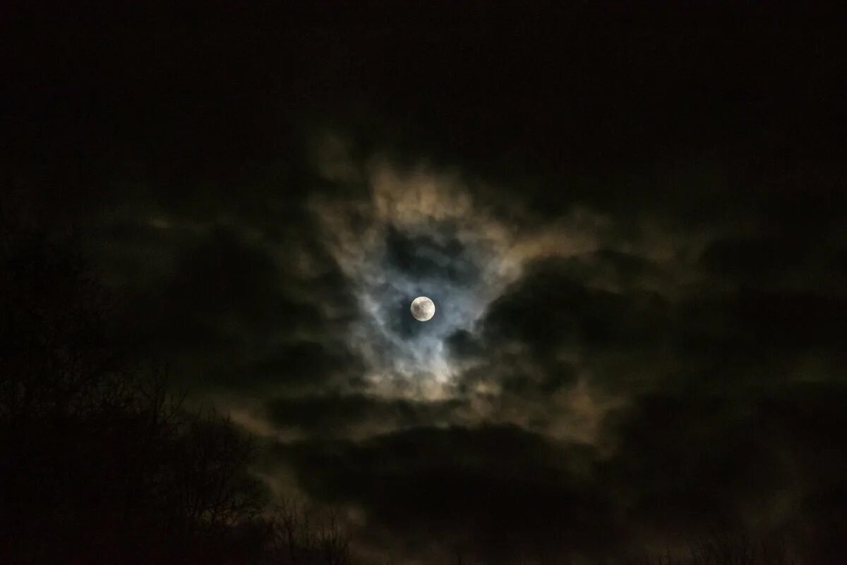 Луна как мрачное пятно сквозь тучи. Луна из за туч. Луна сквозь тучи мрачные желтела. Луна бледное пятно. Луна сквозь облака.
