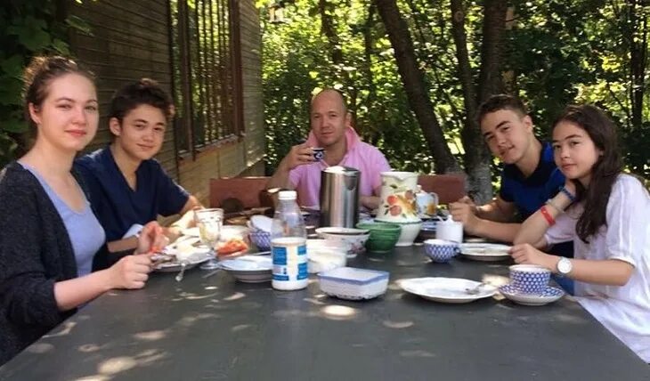 Дети евгения стычкина фото КиноТеатр: в "Октябре" показали "Родину" Posta-Magazine