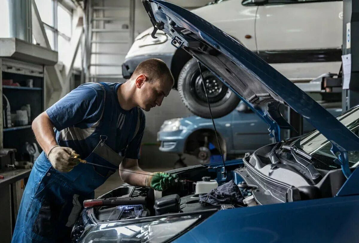 Надежный автосервис. Автосервис. Автомобиль в автосервисе. СТО автомастерская. Ремонтная машина.