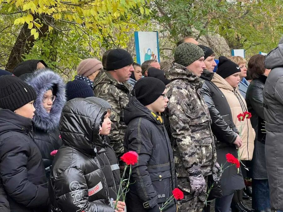 Сколько погибло в саратовской области. Погибшие на Украине из Саратовской области. Памятные доски погибшим в сво. Мемориальная доска погибших саратовцев на Украине. Погибшие военные на Украине.