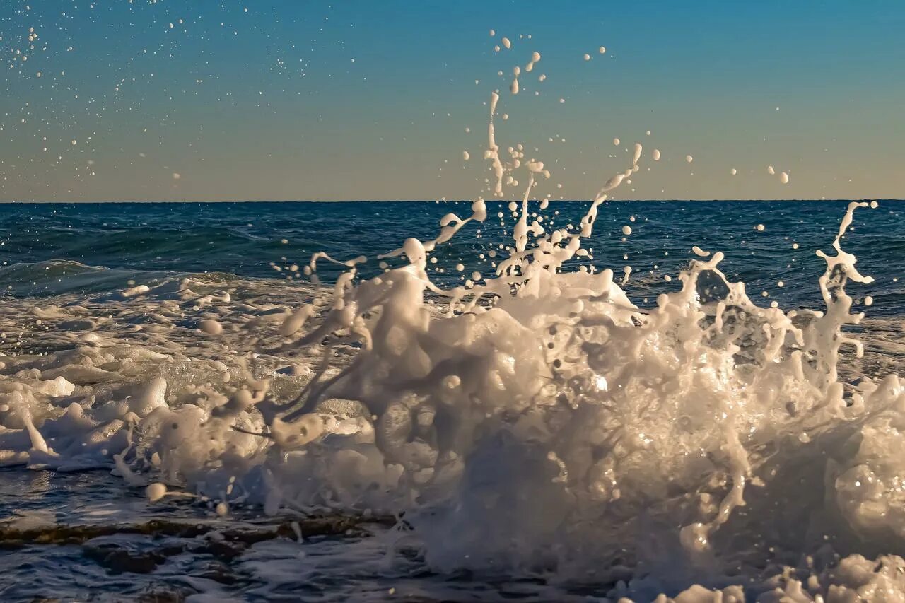 Море, волны. Море плещет. Брызги моря. Море волны брызги. Песня плещет волна