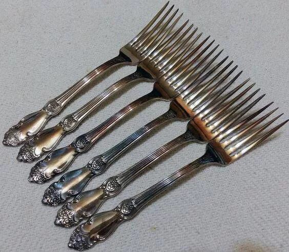 Спать вилками. Одноразовые вилки и ложки. Старинные столовые приборы. Сонник вилка. К чему снятся ложки.