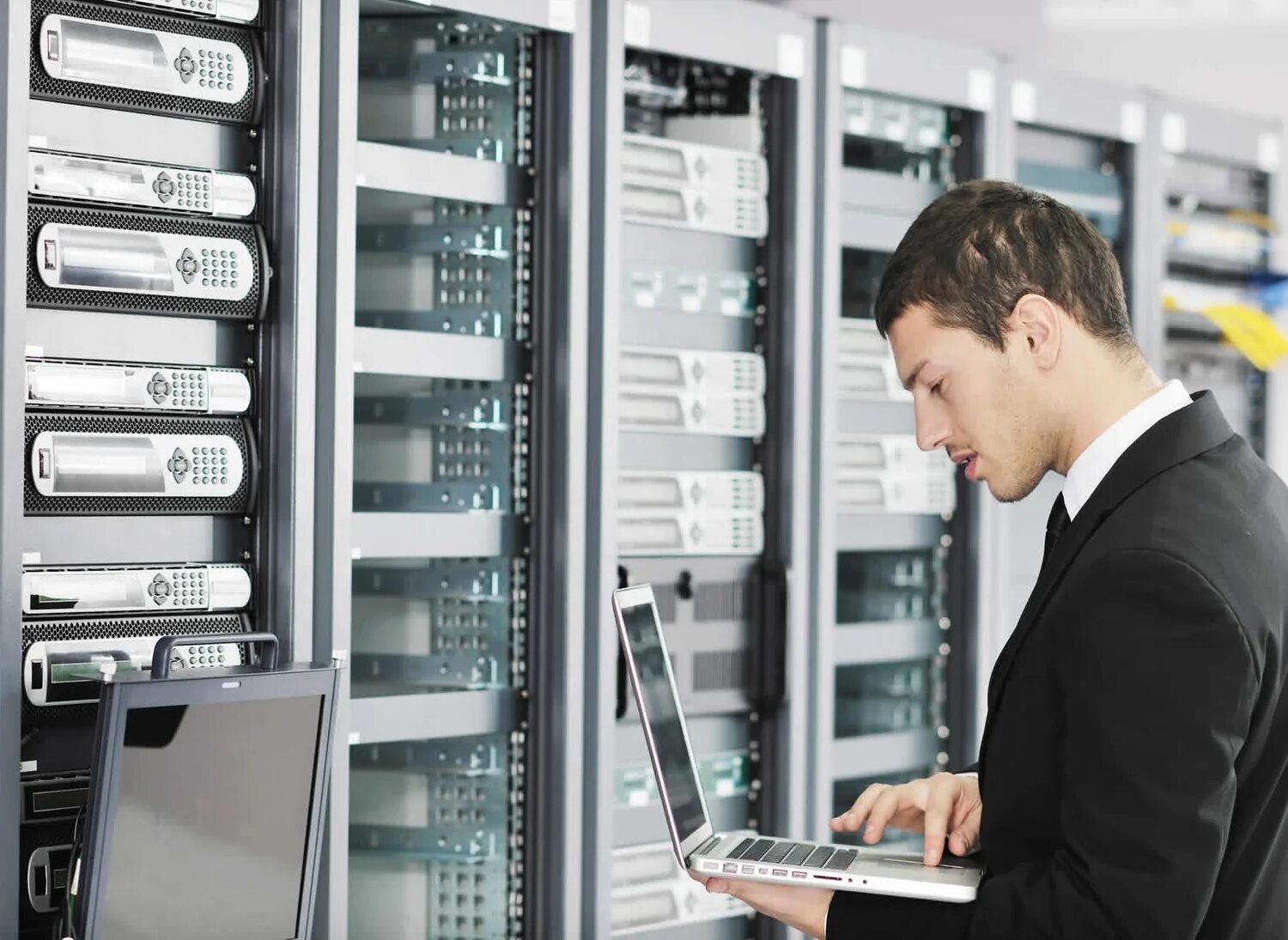 Администратора информационной сети. Администратора информационной сети. Задачи и функции изолятора временного содержания. Сетевое и серверное оборудование. Техник по компьютерным сетям и системам.