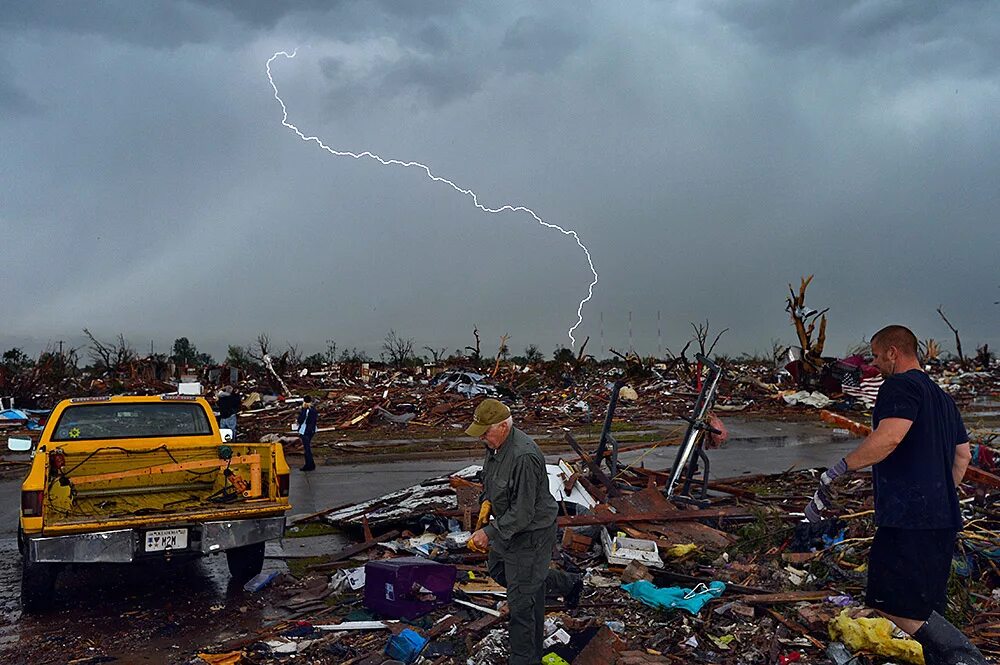 тайфун смерч. торнадо вихрь ураган. остров бхола бангладеш. гроза торнадо цунами. земляные торнадо.